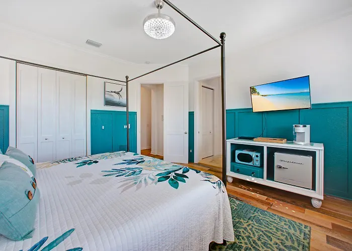 Skyfall South, 4 Bedroom Beach Vacation Pool Home, Sleeps 8